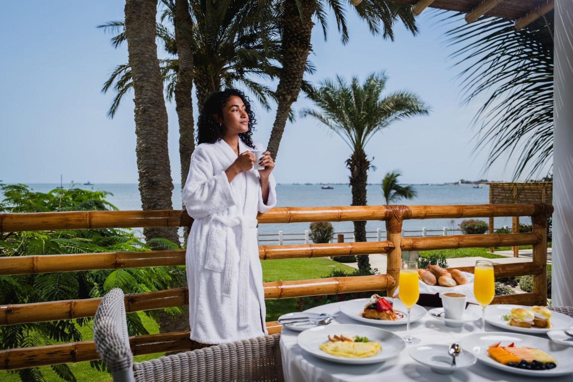 Hotel Paracas, A Luxury Collection Resort, Paracas Exterior foto A woman wearing a bathrobe